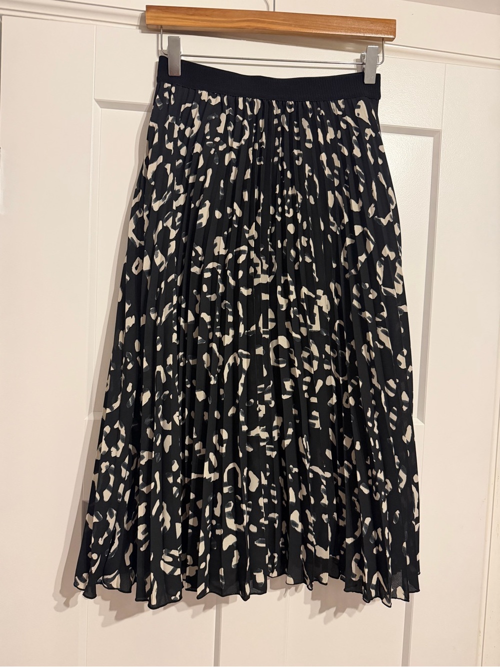 H&M Black and Cream Pleated Midi Skirt size US 6 - Picture 7 of 14